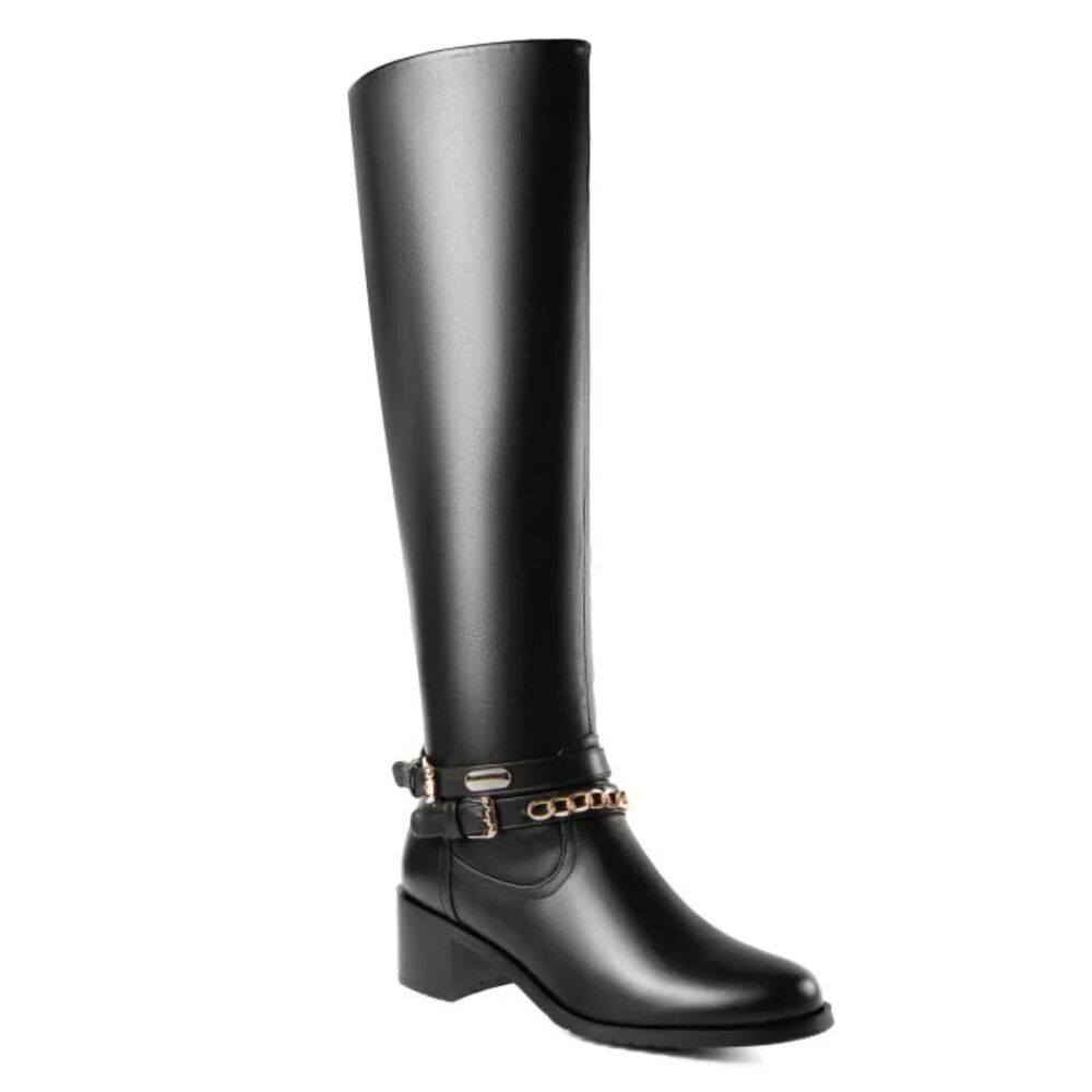 Knee-high riding boot with buckle straps